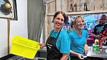 Simone Schürmann (links) und Sabrina Hauser machen aus Kartoffeln edle Kartoffelspalten. Die sind bei den hungrigen Gästen sehr beliebt.