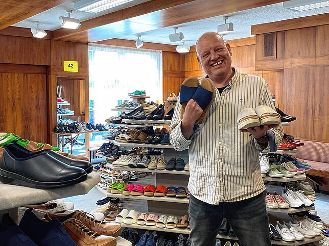 Matthias Kätel hat alle Schuhe paarweise in die Regale gestellt. Ab dem 2. Mai verkauft der Händler aus Freudenstadt die Bestände des ...