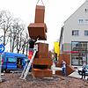 Zwei Türme für Singens neuen Busbahnhof: Jetzt konnten beide Pokorny-Skulpturen richtig sortiert auf den Kreiseln aufgestellt werden.
