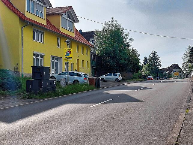 Das mobile Gerät steht an der Ortsdurchfahrt in Pfohren. Im Hintergrund, auf Höhe des roten Fahrzeugs, steht der fest installierte Blitzer.