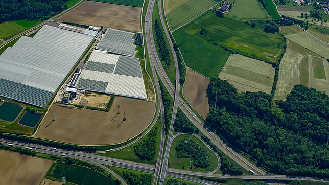 Das Luftbild vom Mai 2023 zeigt, wo der Solarpark bei Schlatt unter Krähen hin soll: Geplant ist der Bau auf einer Fläche zwischen der ...