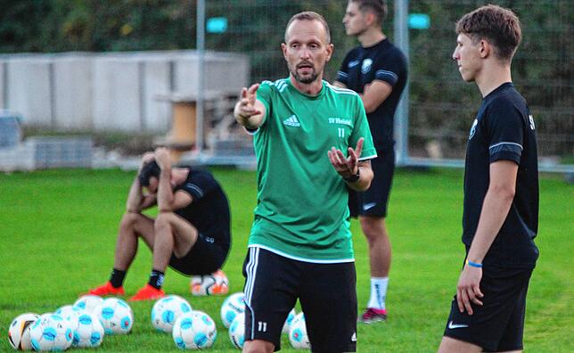 Neue Rolle: Unter dem neuen Trainer René Grabe spielt Daniil Vasalatii (rechts) nicht wie gewohnt in der Innenverteidigung sondern auf ...