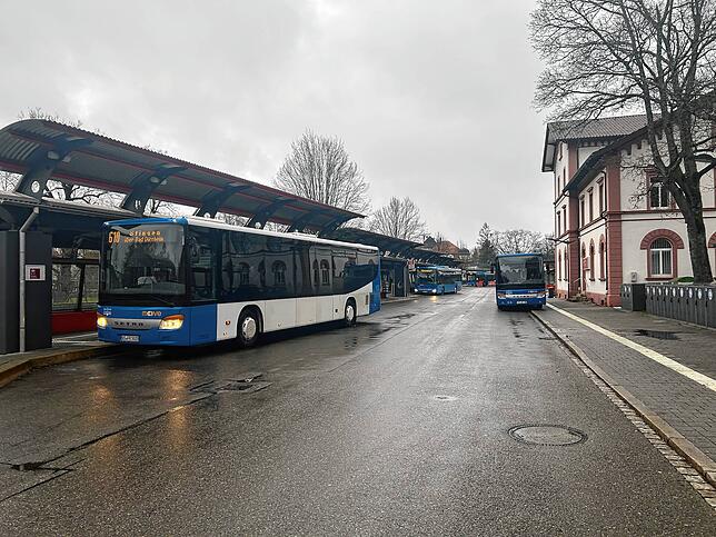 Das Nahverkehrsangebot im Kreis soll künftig kleiner werden. Hier am Villinger Busbahnhof geht es dann spät abends deutlich ruhiger zu.