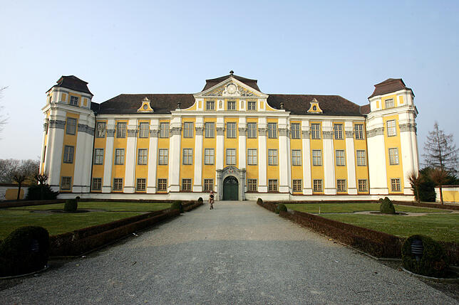 Neues Schloss in Tettnang Im Neuen Schloss in Tettnang sind das Amtsgericht und ein Museum untergebracht. Das Gebäude wurde von den Grafen von Montfort, die von ...