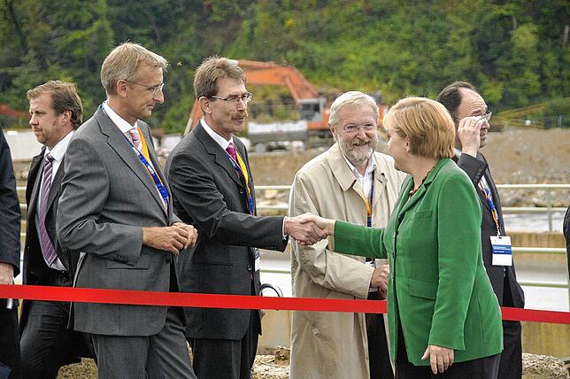 2010: Händedruck am neuen Kraftwerk. Die Kanzlerin trifft in Rheinfelden unter anderem auf den Lörracher CDU-Bundestagsabgeordneten ...