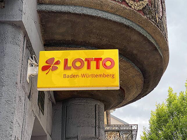 Ein Lottoschild an der Karlstraße in Donaueschingen. Ein Lottospieler aus Donaueschingen hat 2021 einen Millionenbetrag gewonnen.