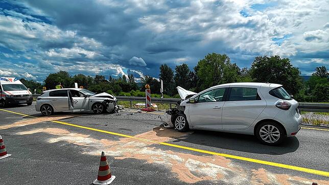 Östlich von Allensbach kam es am Dienstag auf der B33 in dem kurvigen Baustellenbereich zu einem Frontalzusammenstoß. Darin verwickelt ...