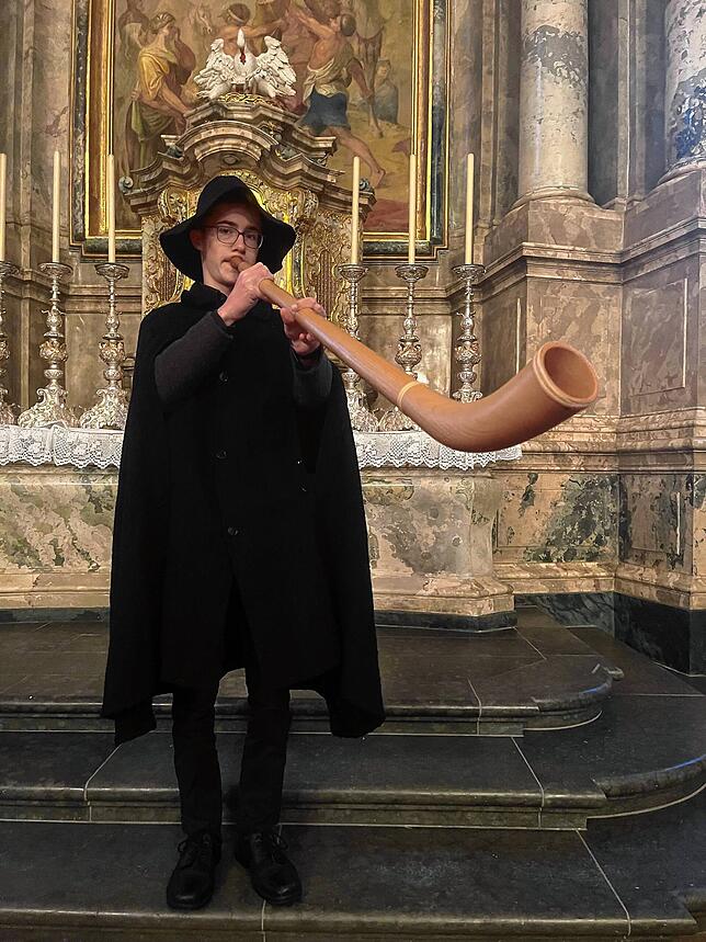 Jakob Fetscher bläst das Herterhorn zum Kuhreihen. Das Bild stammt aus dem Dezember 2022.