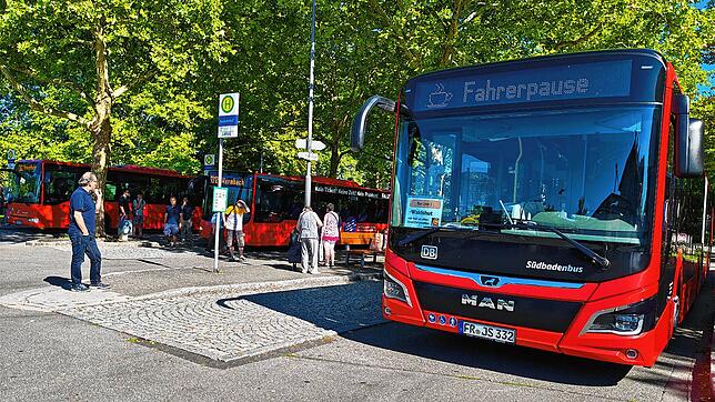 Die Haltestelle Rheinfelden bietet genügend Platz für die Ersatzbusse der SBG und die Passagiere. Fotos: Maria Thoma