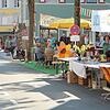 Auf zwei Parkplätzen in der Hauptstraße wurde grüner Filz ausgelegt. Die Tische und Sitzgelegenheiten luden die Passanten zum Verweilen ...