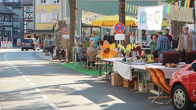 Auf zwei Parkplätzen in der Hauptstraße wurde grüner Filz ausgelegt. Die Tische und Sitzgelegenheiten luden die Passanten zum Verweilen ...
