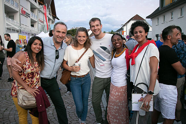 Schöne Begleitung: Nicht nur die Stände waren bei der Nacht der Kulturen bunt. Auch unter den Besuchern fanden sich unzählige ...