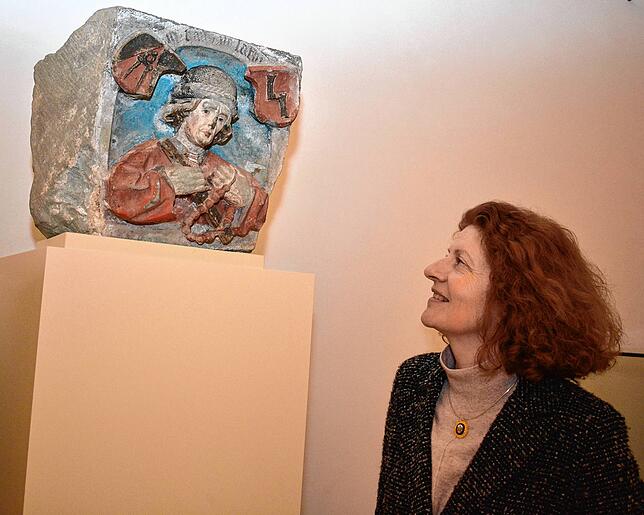 Birgit Rückert betrachtet den Konsolstein mit dem Konterfei des Baumeisters Hans von Savoy, der in Salem wirkte und dem Rückert in ihren ...