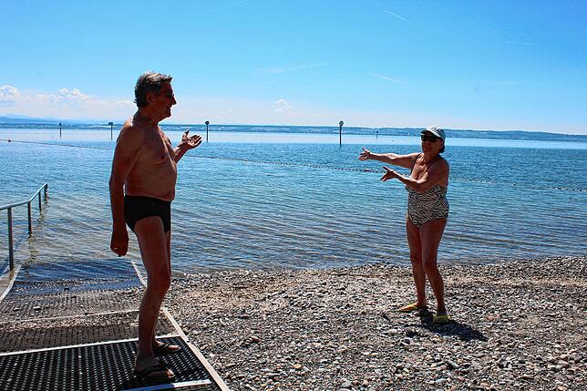 Sie kommen ihr ganzes Leben lang schon ins Immenstaader Strandbad, „weil es dort am schönsten ist“: Heidi Maier und Lothar ...