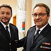 Der neue Kommandant der Freiwilligen Feuerwehr Hohenfels, Ralf Sigmund (links), sagt dem scheidenden Kommandanten Franz Hahn zum ...