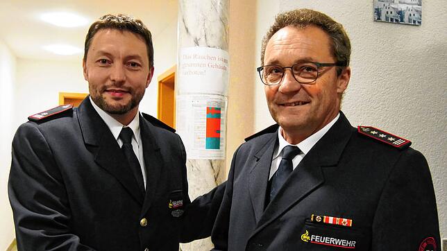 Der neue Kommandant der Freiwilligen Feuerwehr Hohenfels, Ralf Sigmund (links), sagt dem scheidenden Kommandanten Franz Hahn zum ...