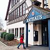 Eine Frau betritt das Rathaus in Immenstaad. Pro Kopf steigt die Verschuldung der Bürgerinnen und Bürger massiv.