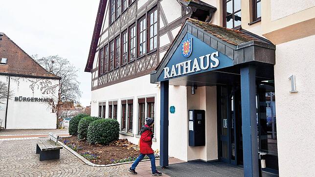 Eine Frau betritt das Rathaus in Immenstaad. Pro Kopf steigt die Verschuldung der Bürgerinnen und Bürger massiv.