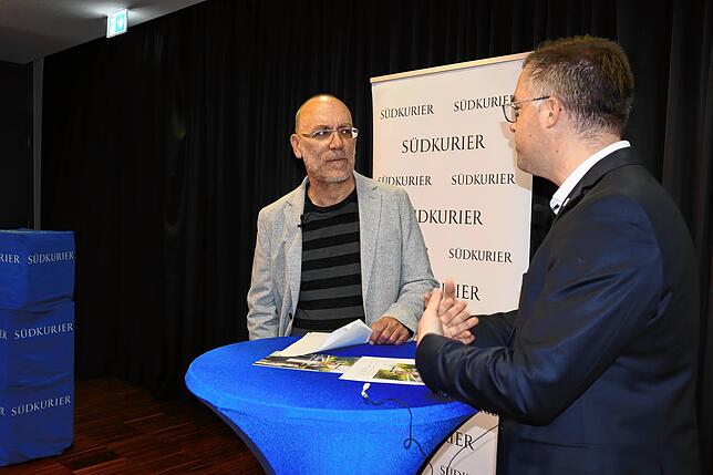 SÜDKURIER-Redakteur Markus Vonberg (links) möchte von dem Laufenburger Bürgermeister Ulrich Krieger wissen, wie die medizinische ...