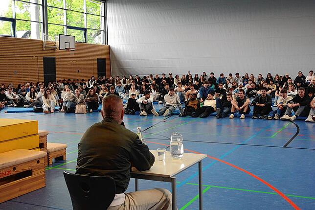 Große Distanz, aber volles Haus: Ex-Bandidos Chef Januz Ekart beantwortete alle Fragen der Schülerinnen und Schüler.