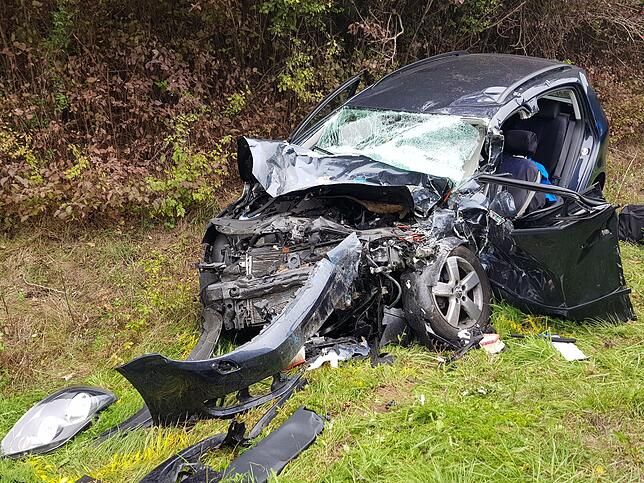 Der völlig demolierte VW Golf des mutmaßlichen Unfallverursachers.