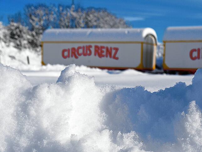 Schnee wohin man schaut: Dem Circus Renz, der sein Winterlager im Welschinger Industriegebiet aufgeschlagen hat, haben die Schneemassen ...
