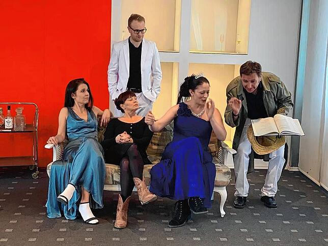 Probenfoto mit Darstellern des Hochrhein Schauspiels aus der Komödie Mordstheater, die auf Oktober verschoben ist.