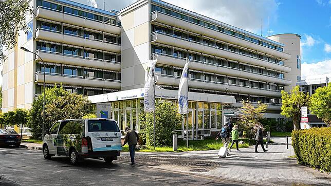 Aus dem Plan für einen Abriss wird nun ein Sanierungsfall: Die Werner-Messmer Klinik mit der prägenden Balkonfassade bleibt an ihrem ...