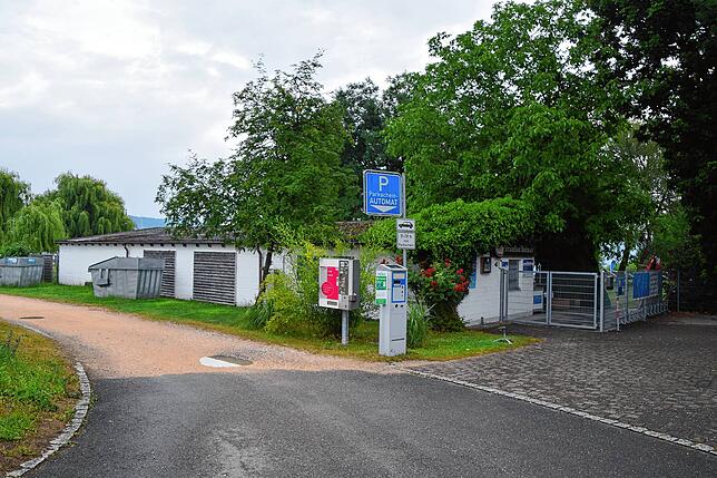 Links vom Strandbadeingang stehen noch alte Parkautomaten, an denen man ein Ticket holen muss. Auf der Straße ebenso. Doch rechts auf ...