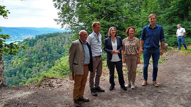 Wilderich Graf von und zu Bodman (v.l.), Johannes Freiherr von Bodman, Regierungspräsidentin Bärbel Schäfer, Dorothea Wehinger MdL und ...