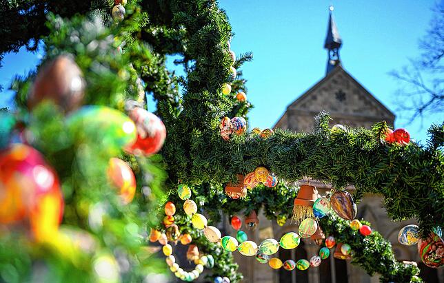 Im Kloster Maulbronn wird an Ostern traditionell der Osterbrunnen geschmückt.
