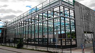 Auf das neue Firmengebäude kommt bald das Dach drauf.