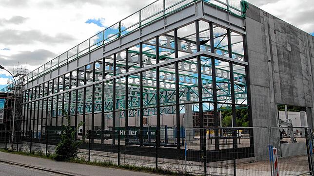 Auf das neue Firmengebäude kommt bald das Dach drauf.
