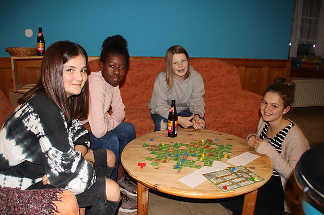 Hannah Meyer (von links), Elisa Oluboje, Mona Buhl und Anna Lena Guthmann spielen gemeinsam Carcasonne.