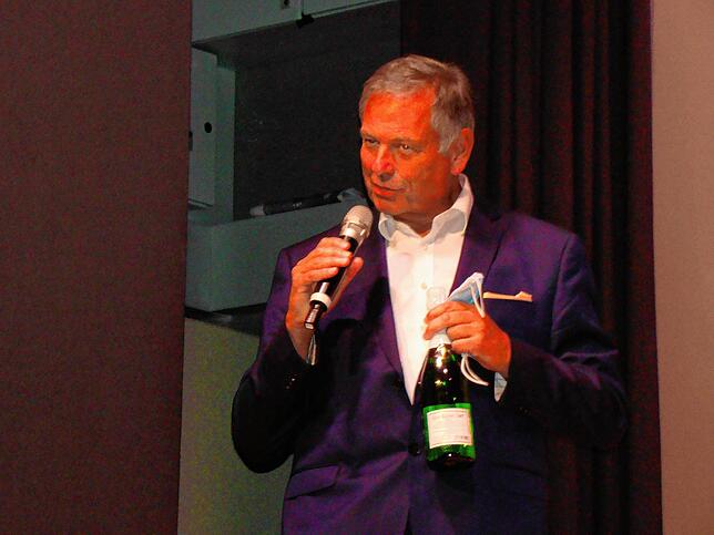 Georg Mais von der Deutschen Mozartgesellschaft – hier mit Sekt-Präsent – hat in den vergangenen 30 Jahren rund 180 ...