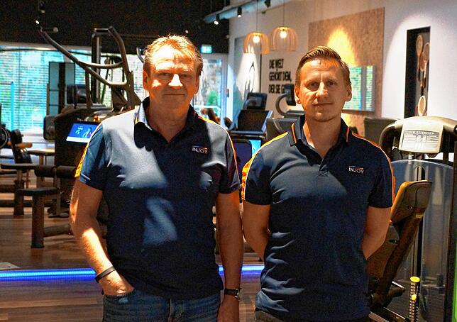 Joachim (links) und Maximilian Schyra vom Stockacher Fitnessstudio Injoy in ihren Räumen.