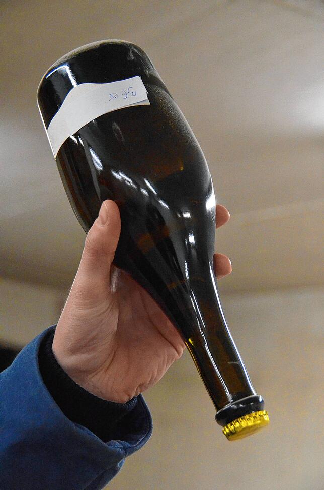 Mit Zeit: Im Laufe vieler Monate wird die Sektflasche immer wieder gedreht und dabei steiler gestellt.