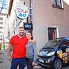 Silvio &bdquo;Sille&ldquo; und Laila Klinger vor der Hafenkneipe Pier 40, die es am 14. März seit 25 Jahren gibt.