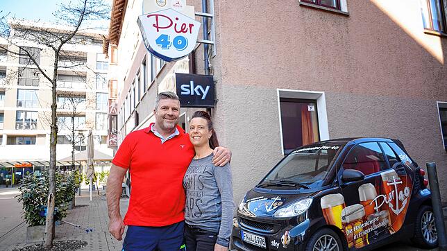 Silvio &bdquo;Sille&ldquo; und Laila Klinger vor der Hafenkneipe Pier 40, die es am 14. März seit 25 Jahren gibt.