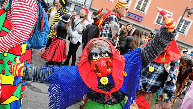 Bild 1: Schmotziger Dunschtig: Diese Mäschgerle feiern auf der Marktstätte
