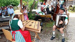 Aus Österreich sind die Tiroler Tanzgeiger zur Unterhaltung der Museumsbesucher angereist und unterhalten die Gäste mit ihrer ...