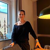 Anne im Essbereich ihres Hauses.