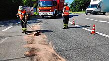 Einsatzkräfte der Feuerwehr mussten am Mittwochmorgen eine kilometerlange Ölspur quer durch die Stadt beseitigen.