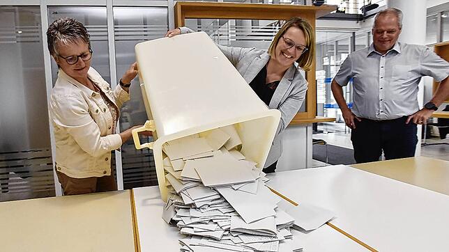 Die Stimmenauszählung im Hüfinger Rathaus am Sonntag. Die Wahlhelfer Monika Vetter-Bausch (von links), Susanne Bucher und Frank Fetzer ...