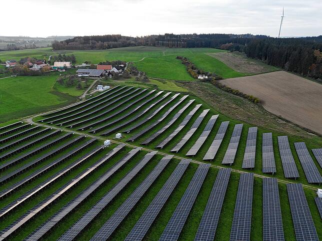 So in etwa hätte es aussehen können: Ein Solarpark in direkter Nachbarschaft in Heiligenberg-Rickertsreute.