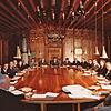 Der Überlinger Gemeinderat im Jahr 1970 am großen Tisch des historischen Ratssaal. Der erst im Jahr zuvor gewählte junge Bürgermeister ...