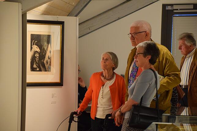 Hier schauen sich Margit Wagner, die Witwe des verstorbenen Ehrenbürgers Heinrich Wagner sowie eine der Töchter bei der Vernissage von ...