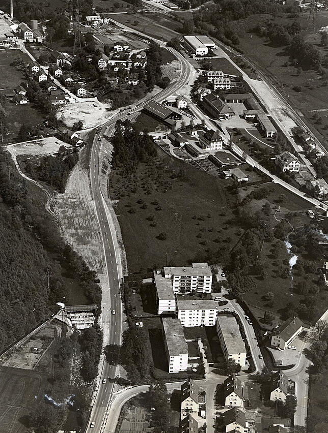 Der nördliche Teil der Umgehungsstraße nach seiner Fertigstellung im Jahr 1981. Links ist erkennbar, dass die Straße eigentlich an der ...