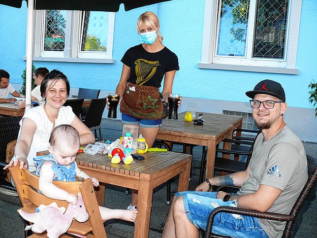 Sie sind alle froh, dass die Gastronmoiebetriebe wieder geöffnet haben: Jovana und Strahinja nedic mit ihrer kleinen Tochter Margita und ...