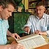 Quellenstudium: Stadtarchivar Walter Liehner (rechts) mit Fridolin Zugmantel, dem ersten Platzmeister der heutigen Schwerttanzkompanie. ...
